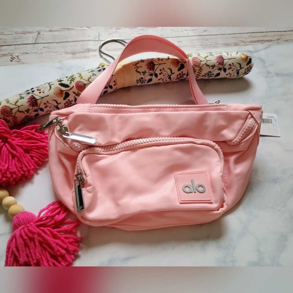 Alo Yoga Explorer Fanny Pack In Ballet Pink
